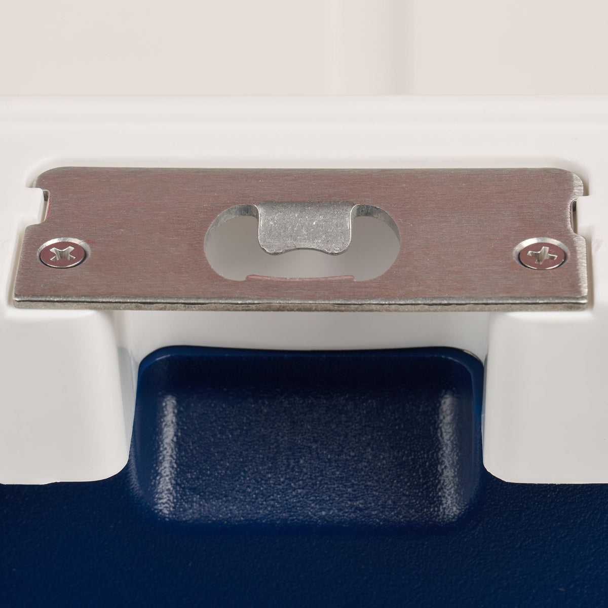 trailmate-75-qt-roller-cooler-c4 00035111-BO.jpg